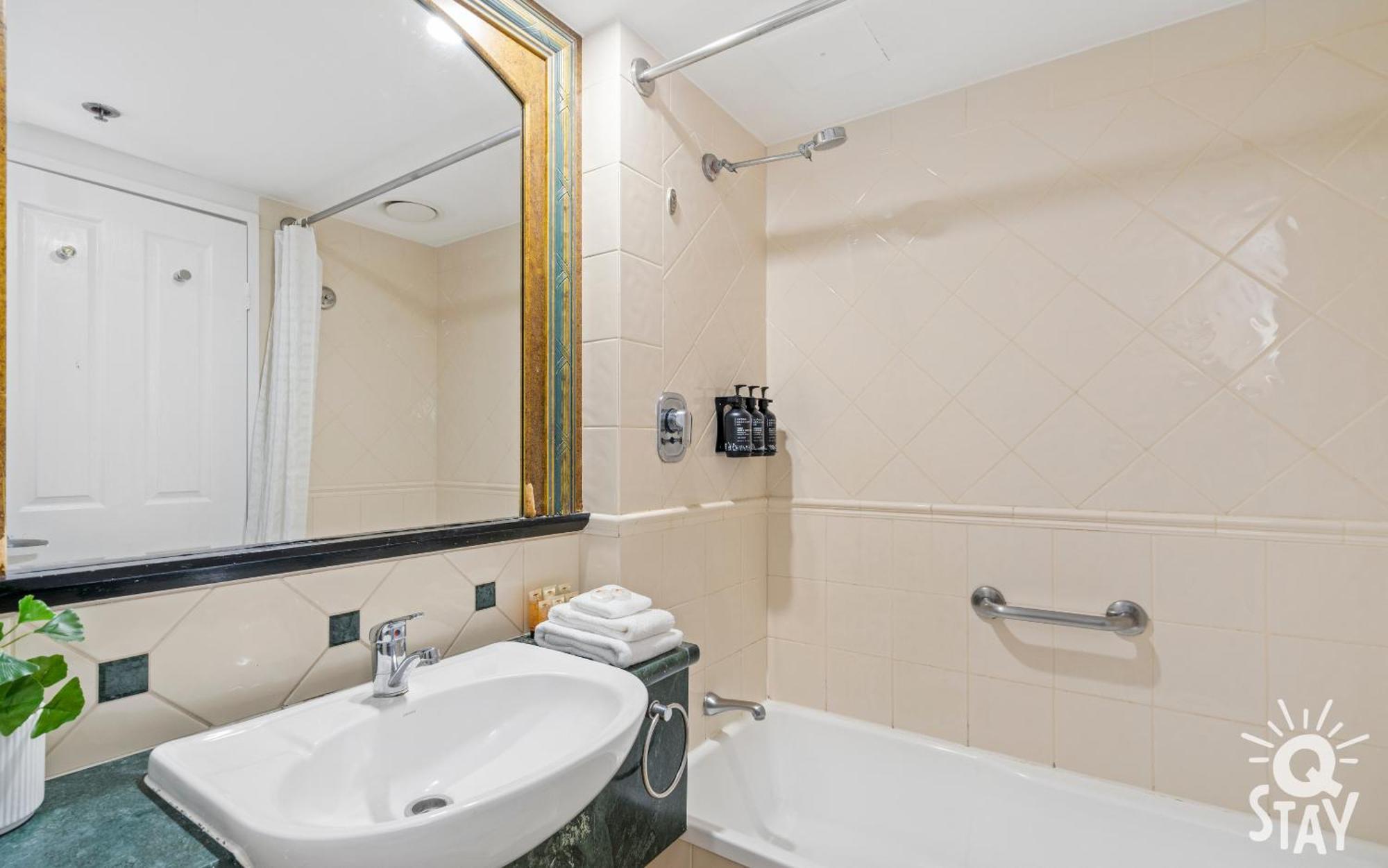 Legends Apartments - Qstay Gold Coast Esterno foto