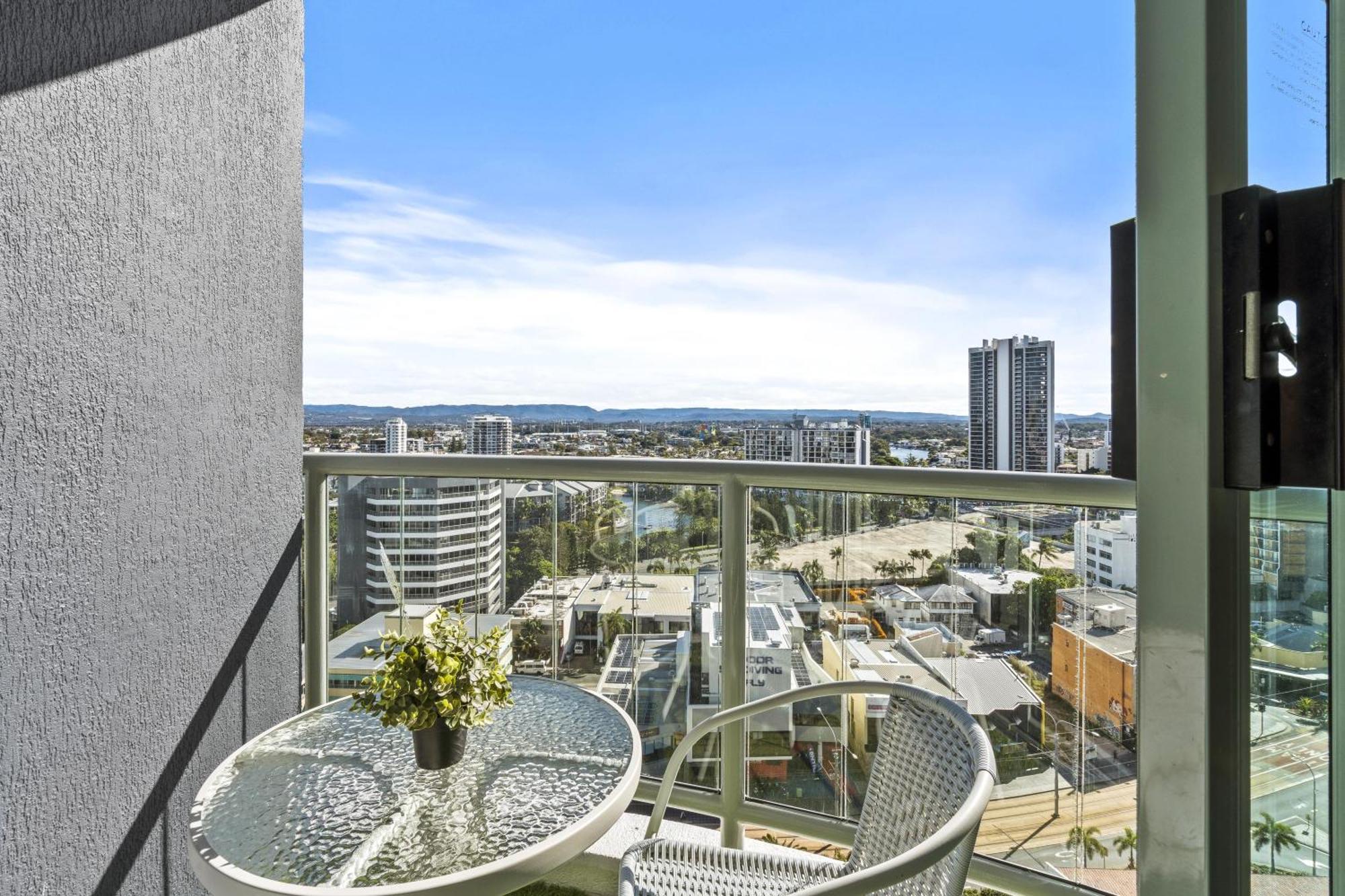 Legends Apartments - Qstay Gold Coast Esterno foto