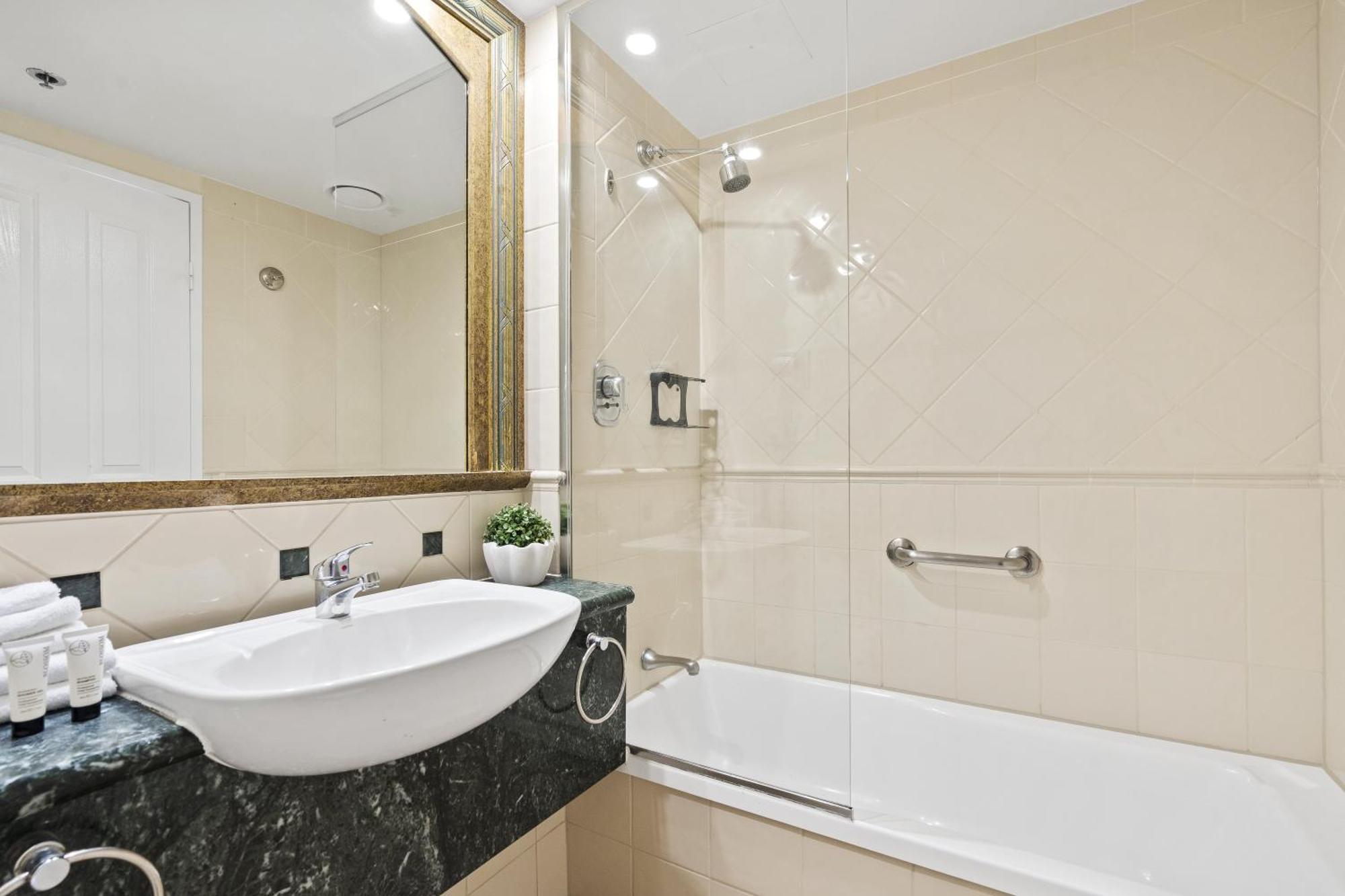 Legends Apartments - Qstay Gold Coast Esterno foto